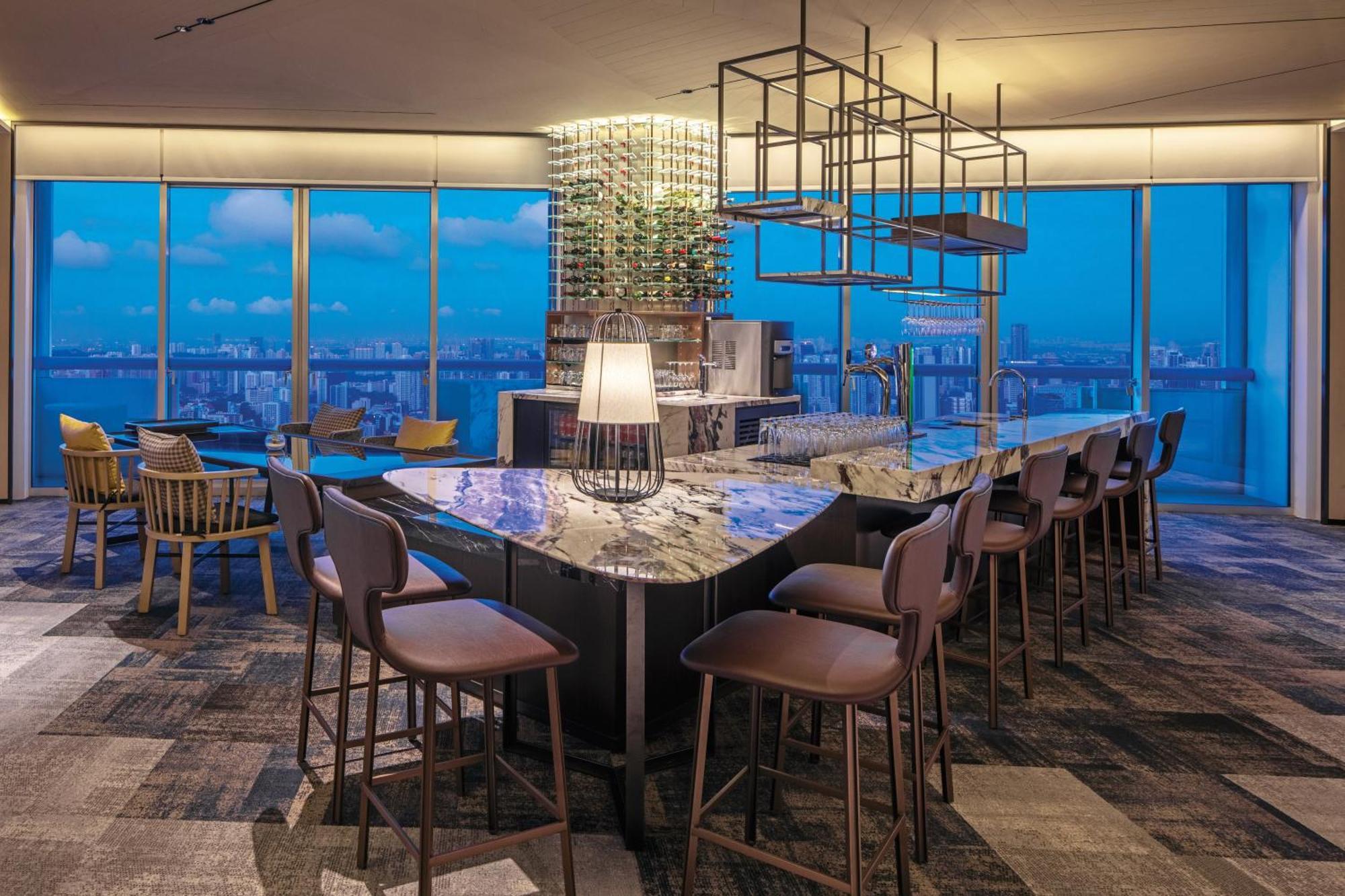Swissotel The Stamford Singapore Exterior photo The bar at the 39th floor