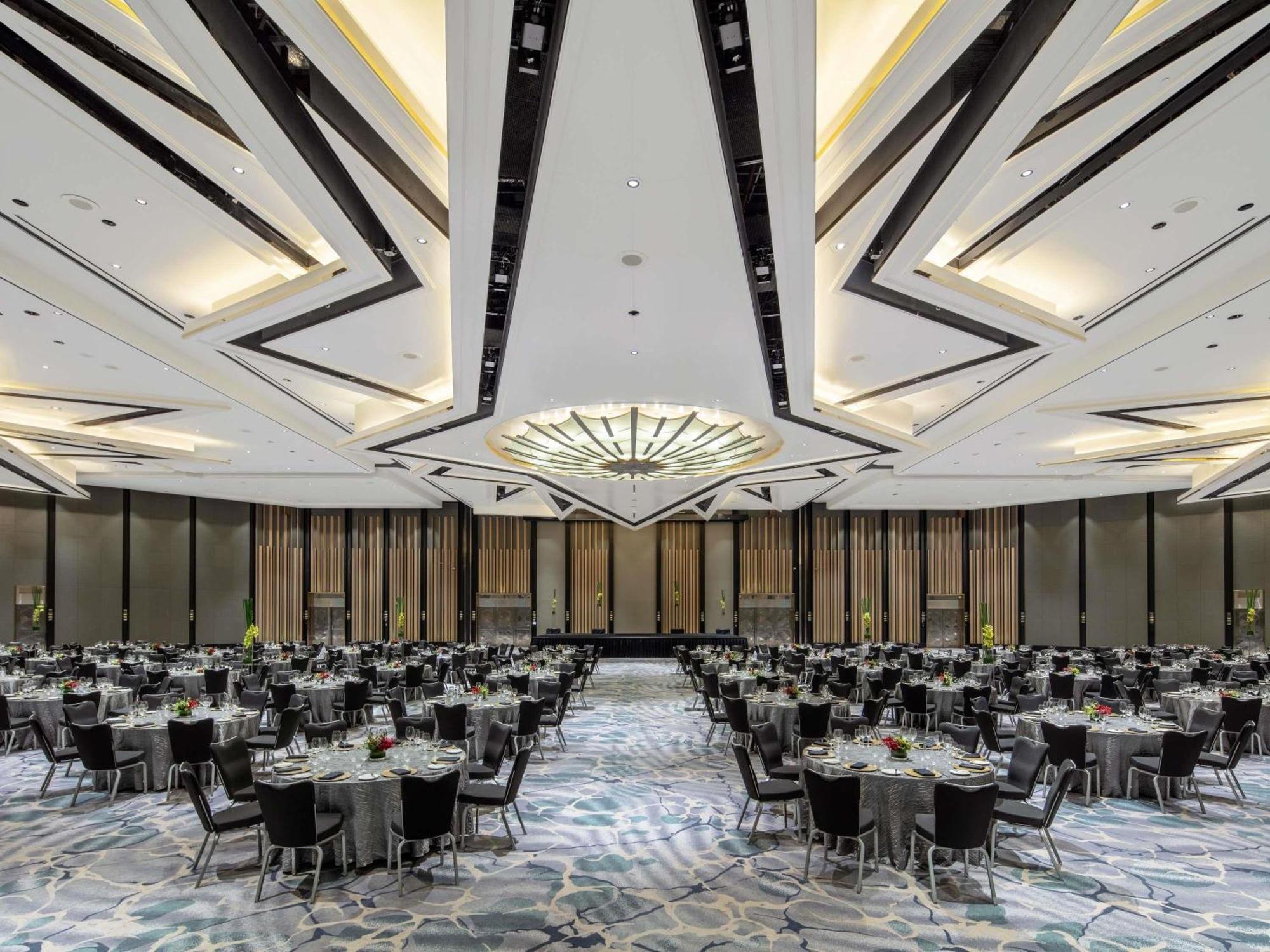 Swissotel The Stamford Singapore Exterior photo