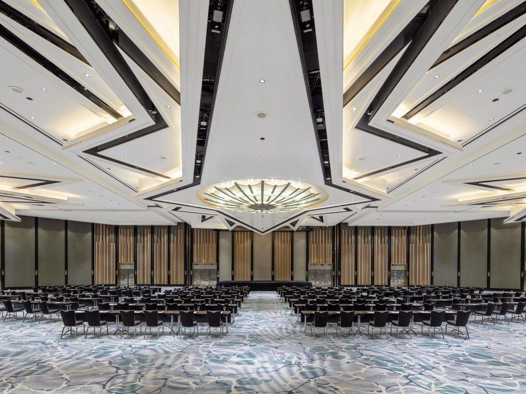 Swissotel The Stamford Singapore Exterior photo