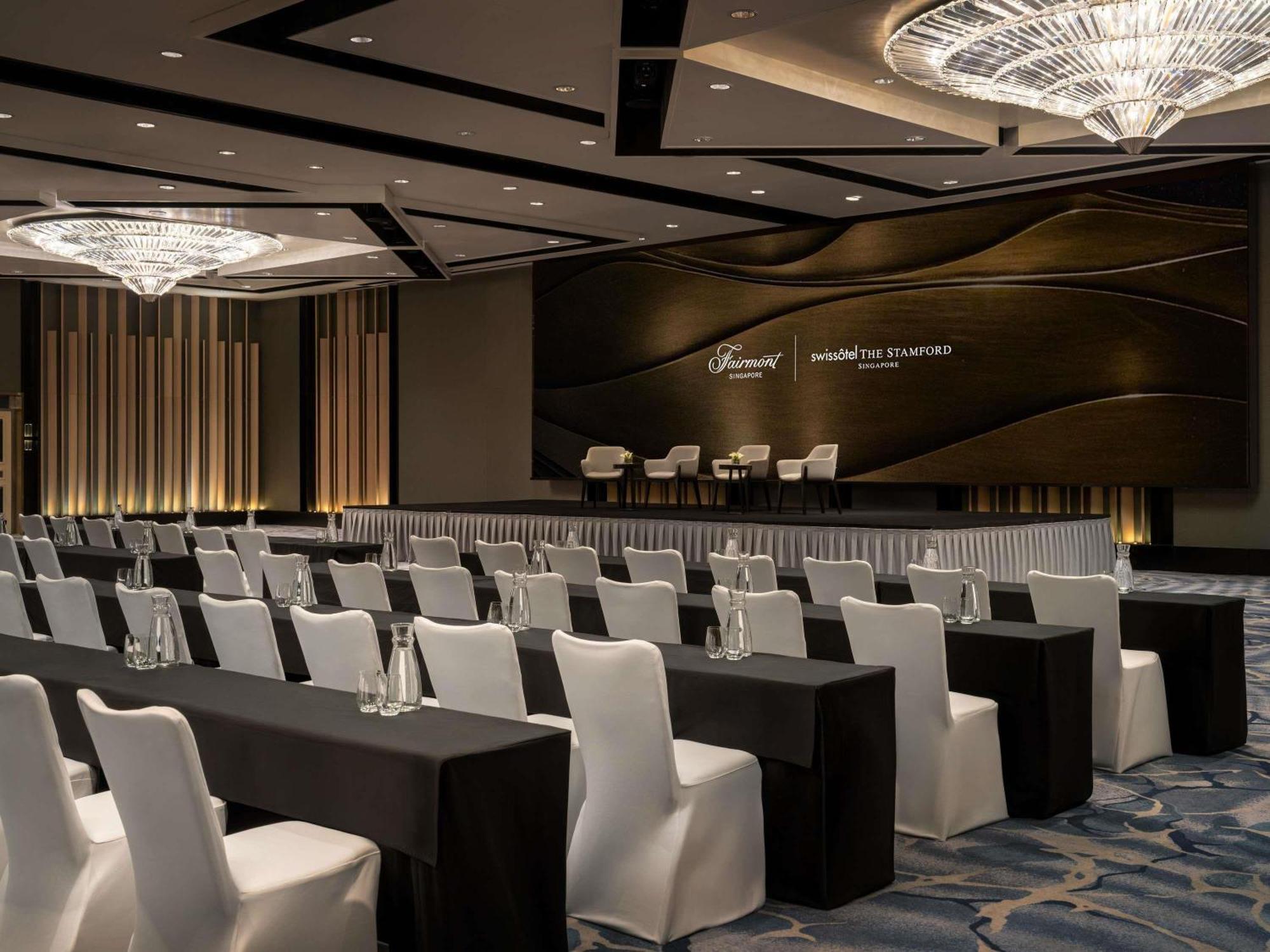 Swissotel The Stamford Singapore Exterior photo