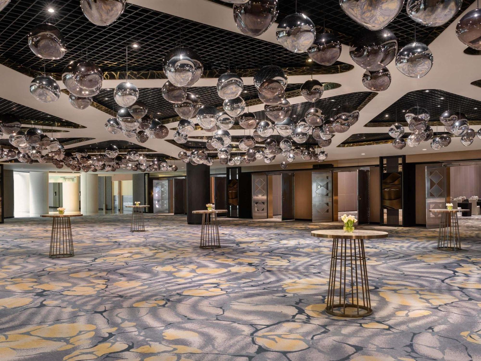 Swissotel The Stamford Singapore Exterior photo